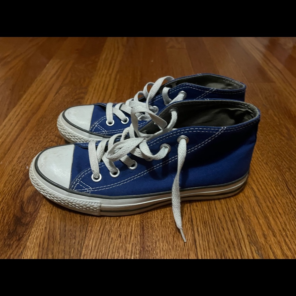 Blue Converse mid-height sneakers